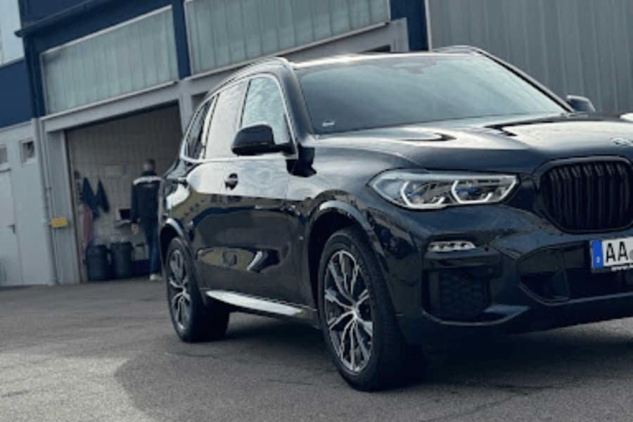 Gepflegter schwarzer BMW SUV vor der Fahrzeugaufbereitung