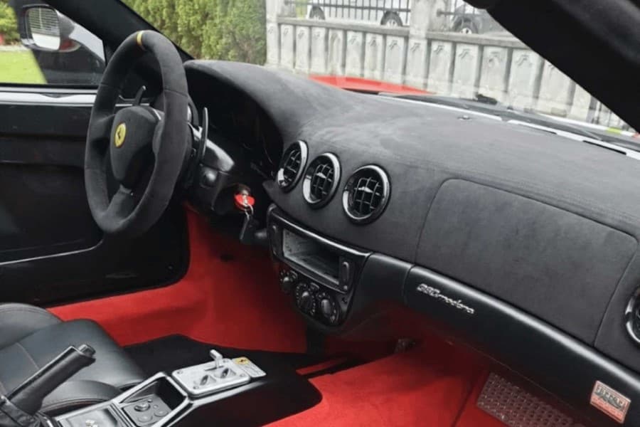Gepflegter Ferrari-Innenraum mit roten Teppichen aus der B.E. Galerie