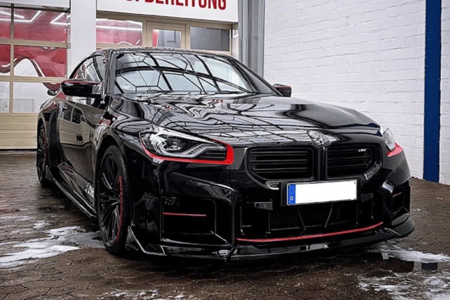 Schwarzer BMW mit roten Akzenten vor der Werkstatt