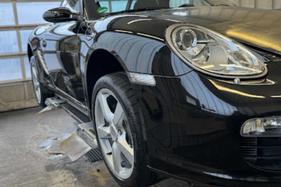 Lichtreflexionen auf schwarzem Porsche-Lack in der B.E. Werkstatt