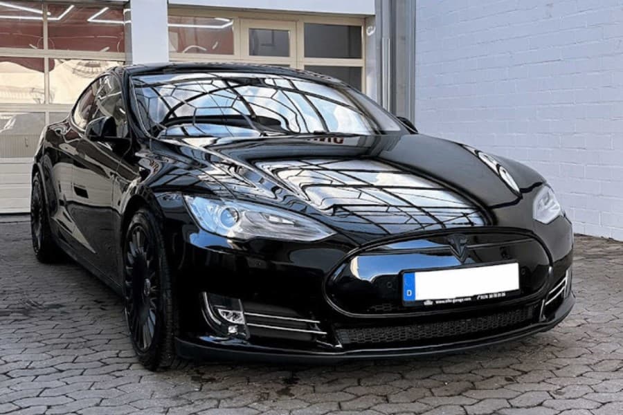 Schwarzer Tesla vor der B.E. Werkstatt