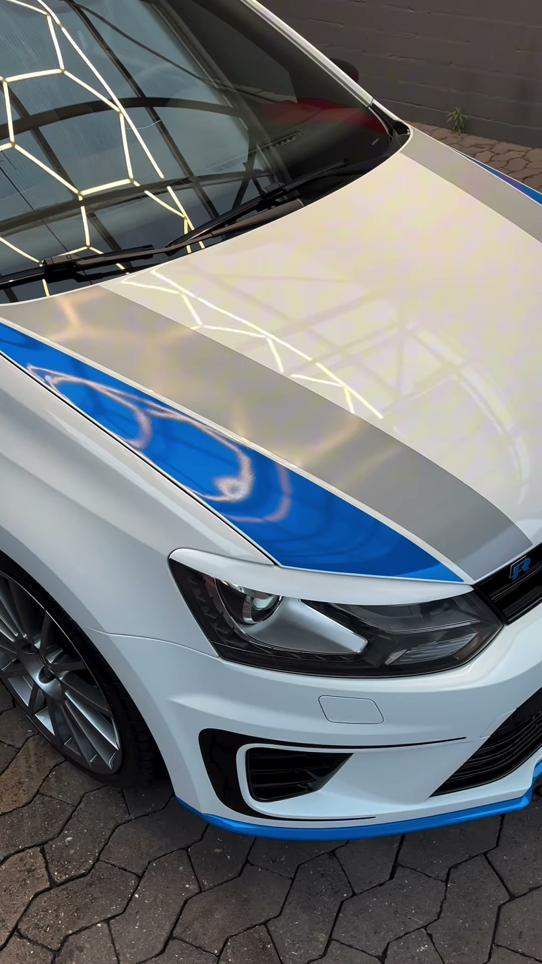 Front und Scheinwerfer eines weißen VW Polo R WRC in der B.E. Werkstatt