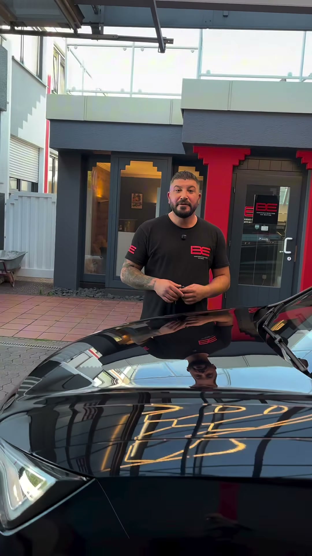 Persönlicher Einblick bei B.E. vor der Werkstatt